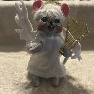 Annalee 2010 angle mouse holding a harp.